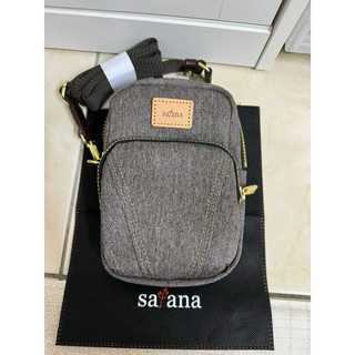 全新satana Denim 率性手機斜肩包/斜背包(麻花棕)