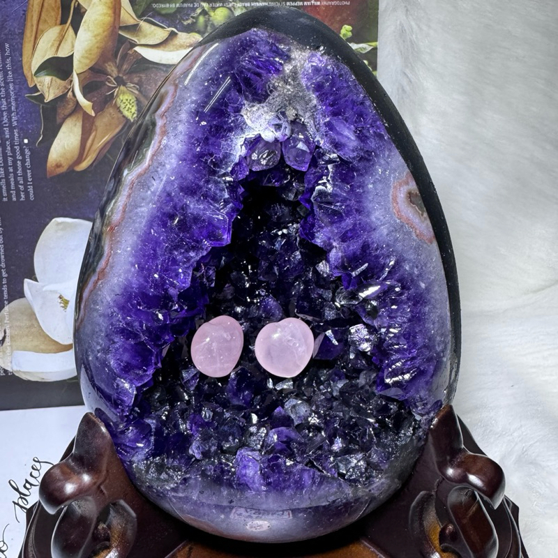 送禮收藏♥️頂級烏拉圭 紫水晶恐龍蛋晶洞ESPa+✨1.88kg❤️多彩紅紋瑪瑙邊 頂級帝王紫 口寬有洞深 藏風納氣招財