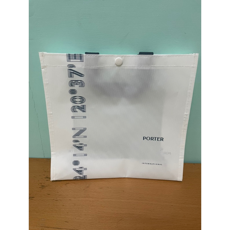 porter international購物袋   材質硬挺，可作為日常購物袋、手提袋