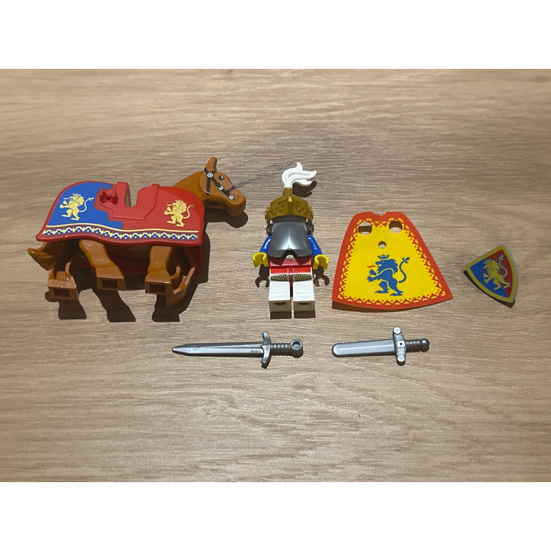 樂高 Lego 10305 城堡 女王全配 含馬匹 兩把劍 盾牌 披風未組