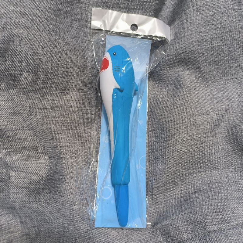 ikea鯊魚筆,可愛的鯊魚軟軟的材質,真的Q軟的可愛,有在收集的人不要錯過喔。