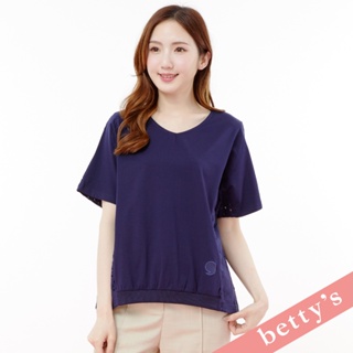 betty’s貝蒂思(31)多邊形鏤空蕾絲拼桃領短袖T-shirt(深藍)