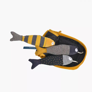 📍法國Moulin Roty 沙丁魚罐頭感統玩偶 每一隻沙丁魚還能發出不同的聲音：啾啾聲、搖鈴聲，響紙聲