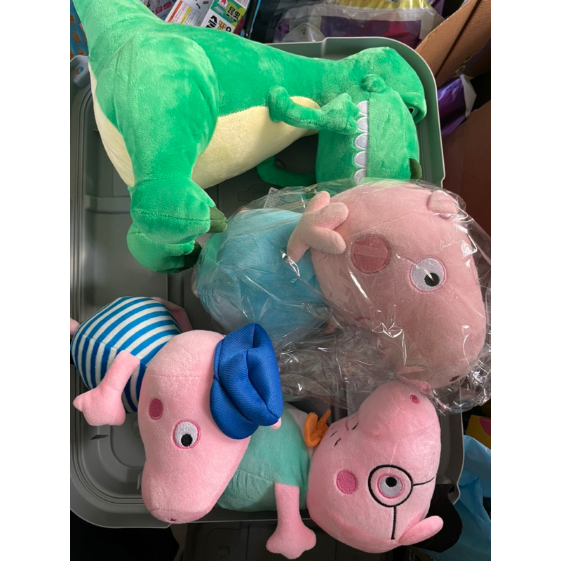 娃娃機的娃娃 佩佩豬 的 喬治 爸爸媽媽跟弟弟 還有一隻恐龍