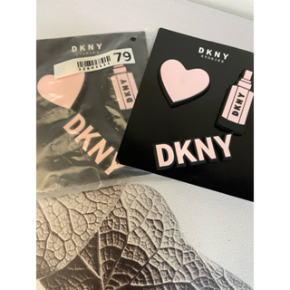DKNY別針 專櫃別針 DKNY紐約奇遇漾粉別針