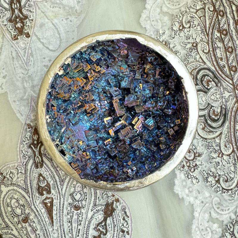 元水晶🎈鉍礦 鉍晶體 鉍礦碗 聚寶盆 神秘紫藍 天使的階梯 失落的神秘城市 金屬QR code