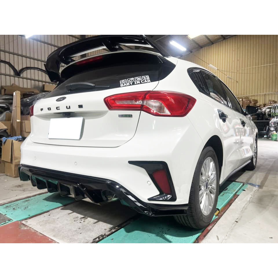 FORD Focus MK4 182 時尚版 成真版 佛新版 五門專用 鋼琴烤漆黑 後保桿 後下巴 雙邊單出 後包