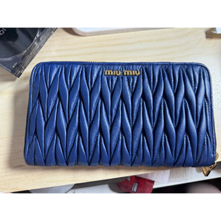 ［二手] miu miu 寶藍小羊皮皺褶長夾有保卡