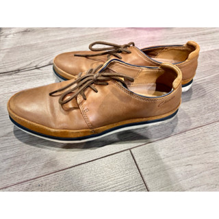 Clarks 八成新 US 8拼接綁帶咖啡休閒鞋牛皮鞋面，EVA發泡海棉鞋底。腳長25.5-26可穿