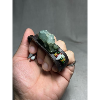 早期收藏老料水潤冰透翡翠藝術雕刻招財貔貅皮繩設計款手鍊文化傳承與現代美學的靈動之寶
