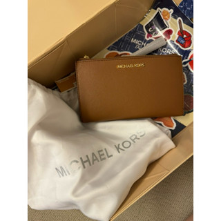 MICHAEL KORS 金字小LOGO防刮皮革對折釦式手掛手拿/手機包-焦糖色