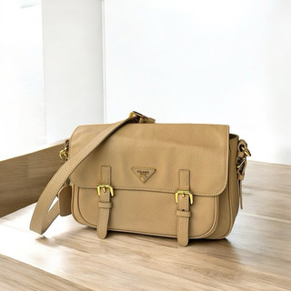 美麗堡精品過季全新真品PRADA OUTLET BT0875 荔枝紋小牛皮 斜背包 淺駝色（現貨）