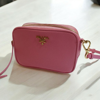 美麗堡精品 PRADA 過季款全新真品 1N1674 saffiano 防刮皮革 斜背包 化妝包 粉紅色【現貨】限量款