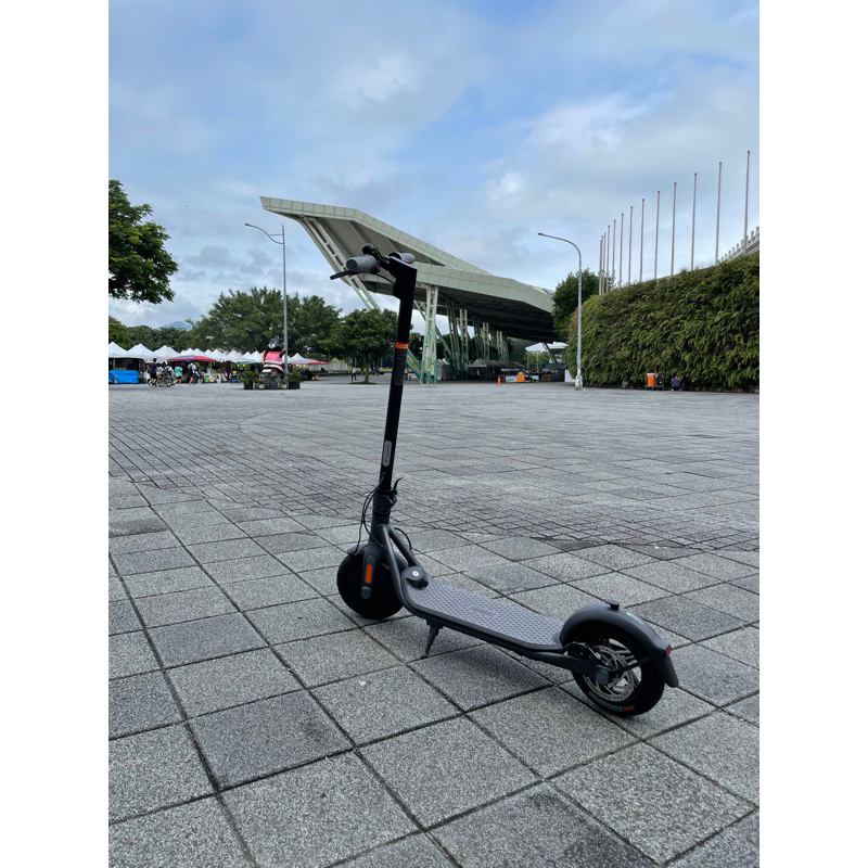 二手 先聊聊再下標 附全新備用輪胎 密碼鎖 手機架 Segway-Ninebot 電動滑板車 (F25)