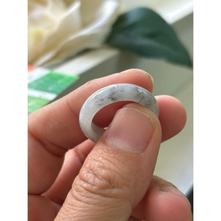 內徑17.9，國際戒圍14，no653，玉到愛，白烏雞帶黃翡翠戒指（戒圈），無紋厚度不均，保證緬甸玉A貨翡翠