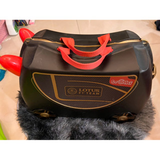 二手商品免運費英國Trunki lotus f1 team可乘坐兒童行李箱 拖拉行李箱登機箱行李箱