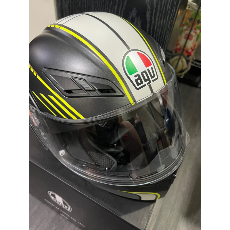 有瑕疵 AGV 安全帽