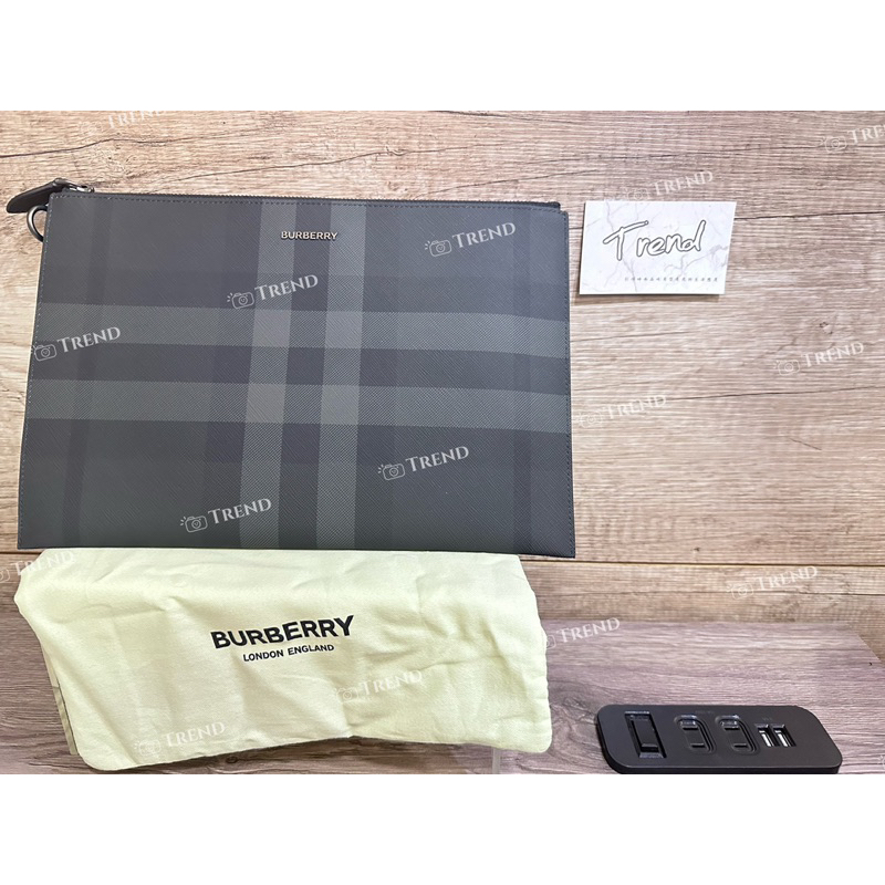 Trend國際精品✨BURBERRY 經典炭灰格紋手拿包