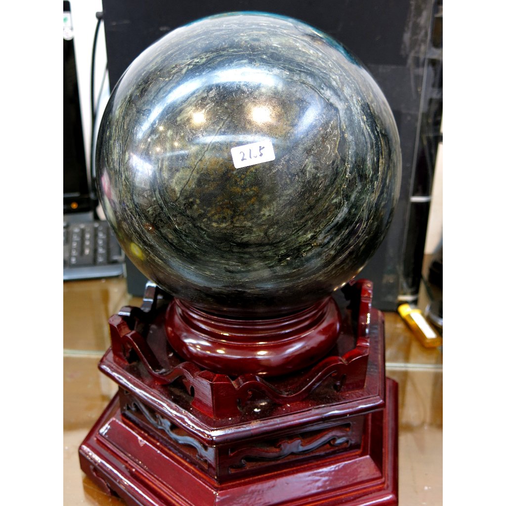 [[晶晶洞洞]]天然西藏隕石天鐵球擺件.淨重21.5kg.直徑約23公分.送圖裡原木旋轉底座