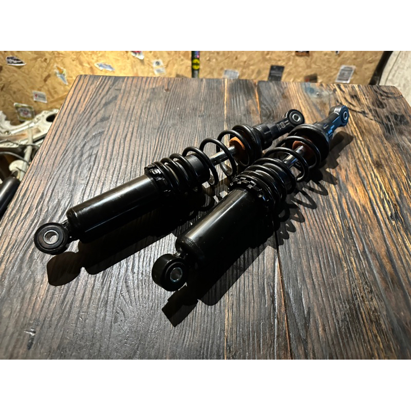 Gogoro S2 2代 後避震雙槍原廠 無漏漂亮 一對2900 運費80 匯款後寄出