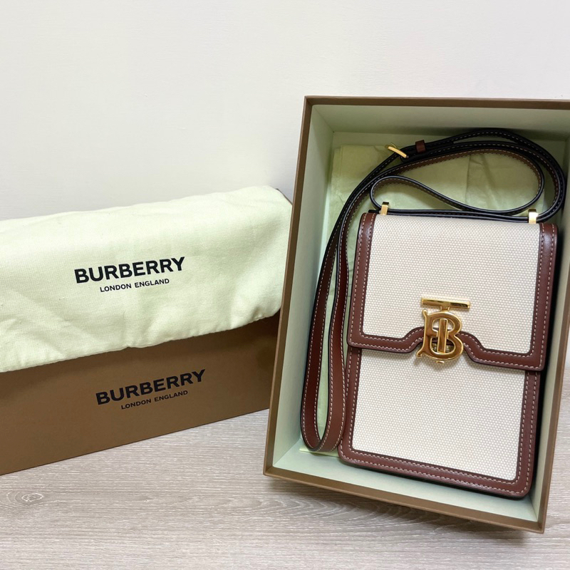 ［二手精品］Burberry S22 Robin手機包 帆布牛皮邊肩背/肩背包 (白色/棕褐色)