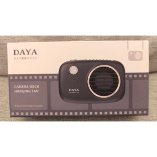 愛寶百貨~全新「【DAYA】經典相機造型 上吹/頸掛/桌立風扇USB充電-紳士黑」