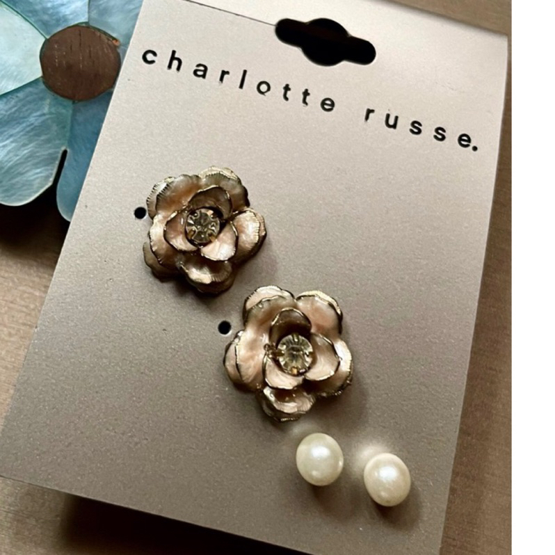 1⃣️美國Charlotte russe未使用一套兩耳釘耳針耳環2⃣️民國71年（有製造日期標籤）義美椰子夾心酥鐵盒