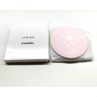 全新香奈兒Chanel珍珠光感巧妝鏡，售480元。