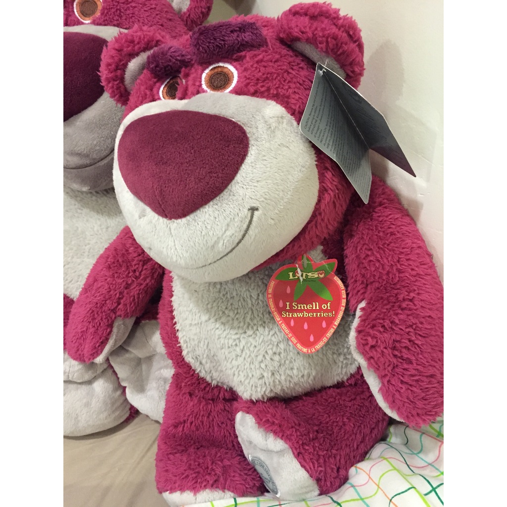【現貨🍓免運】🩷🤍Disney 熊抱哥娃娃 絨毛娃娃 玩具總動員 美國代購(正版-絕版徽章款) M號 草莓味道 草莓熊