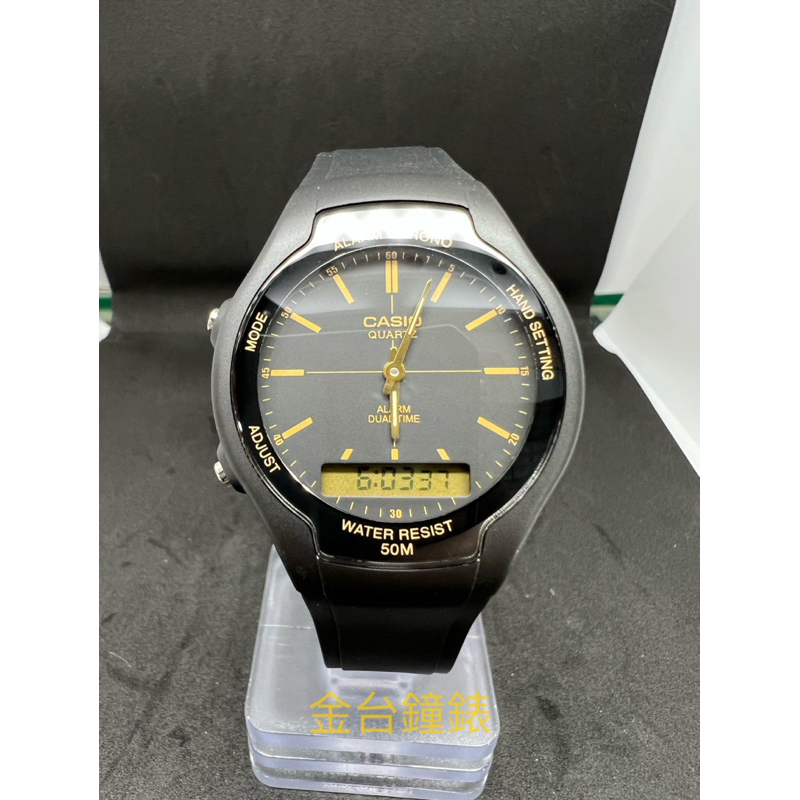 【金台鐘錶】CASIO卡西歐 經典圓形(中性風格)腕錶 復古懷舊風格 雙顯石英錶(黑面x金刻度) AW-90H-9E