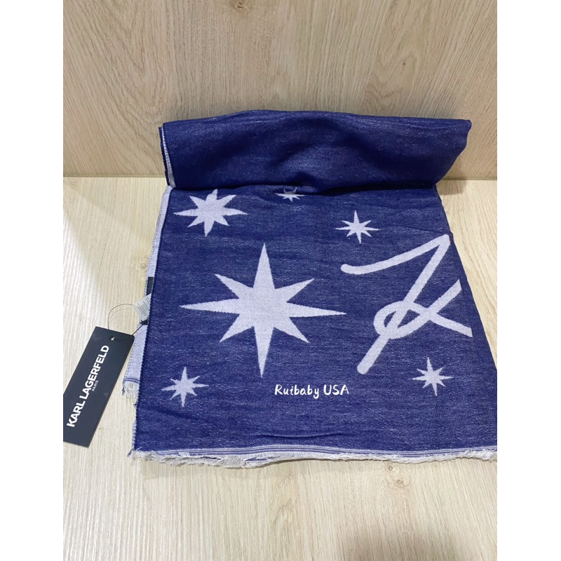 免運✨台灣現貨✨美國🇺🇸KARL LAGERFELD卡爾 老佛爺 英文 logo草寫 星星🌟披肩 圍巾 時尚 配件 藍色