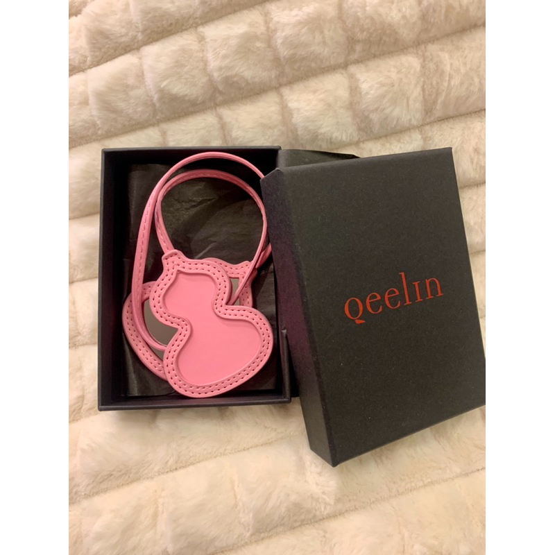 全新 珠寶品牌 QEELIN 粉紅葫蘆皮革掛飾 吊飾 化妝鏡 VIP