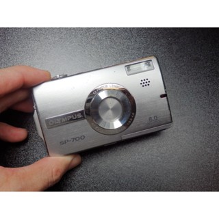 <<老數位相機>> OLYMPUS SP-700 ( CCD / 大螢幕 / 潛望式鏡頭 / 銀色)