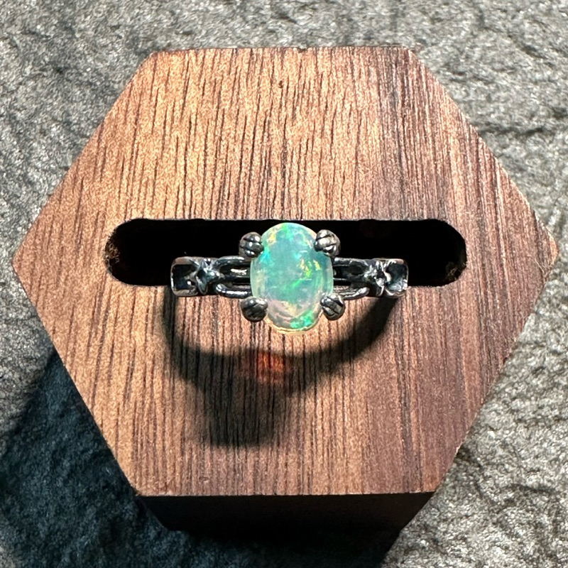 Opal 晶質歐泊刻面純銀戒指(2401R366) 蛋白石 刻面蛋白石 蛋白石戒指 歐泊 刻面歐泊 歐泊戒指 純銀戒指