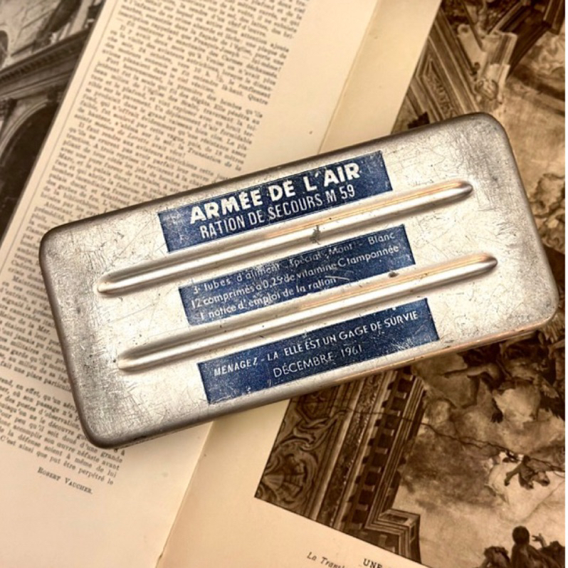 30898 法國軍用品1961年空軍鋁製緊急口糧盒 French Air Force first aid kit