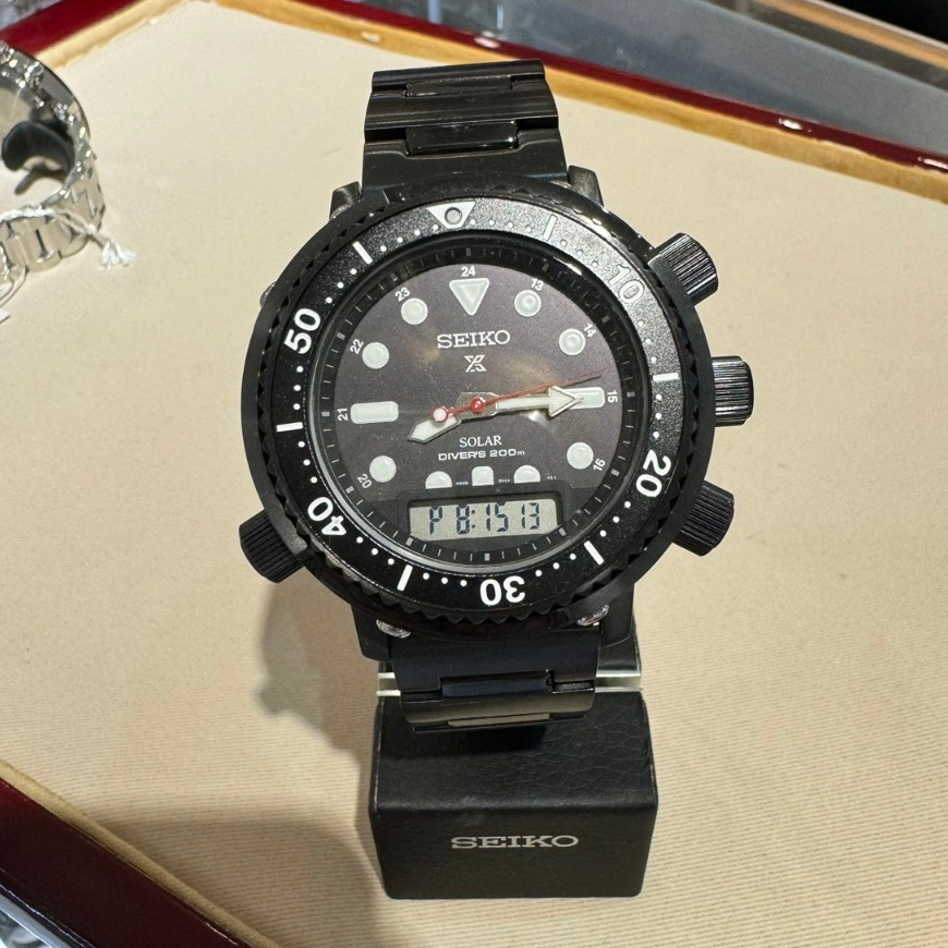 【SEIKO】PROSPEX 40週年限量鮪魚罐頭 阿諾太陽能雙顯潛水錶 SNJ037P1