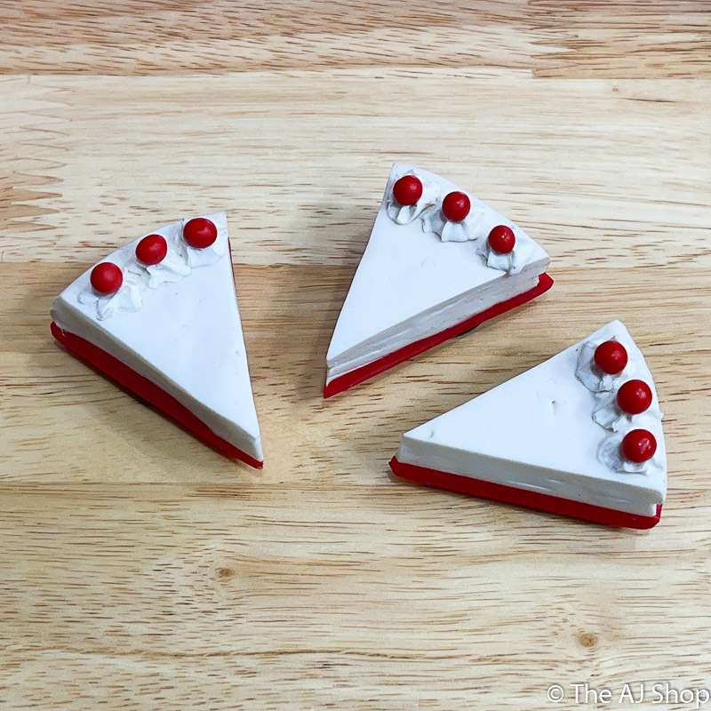 【AJ】日式蛋糕 白色奶油蛋糕 紅色櫻桃 鮮奶油 單片 麵包土磁鐵 冰箱貼 // 立體 仿真 辦公裝飾 居家裝飾