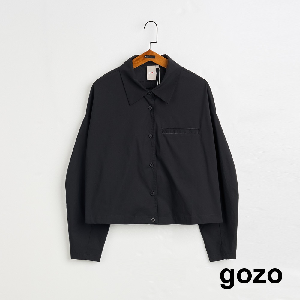 【gozo】➤皮標造型口袋短版襯衫(黑色/白色_F) | 女裝 顯瘦 百搭