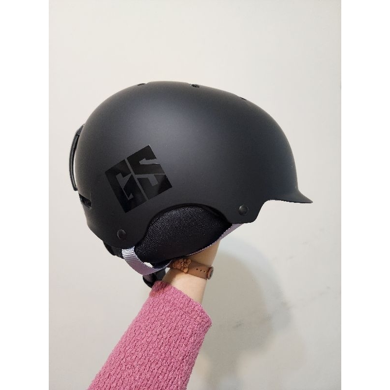 滑雪安全帽-二手9成新-磁吸式好穿脫-滑板安全帽-溜冰安全帽-單車安全帽-腳踏車安全帽-可調節安全帽-磁吸安全帽