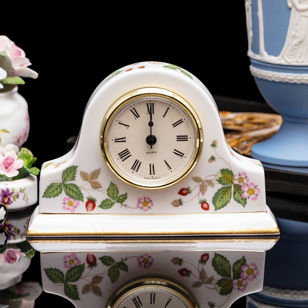 【擎上閣】英國製Wedgwood 美麗野草莓骨瓷桌鐘 時鐘座鐘臥室書房擺件