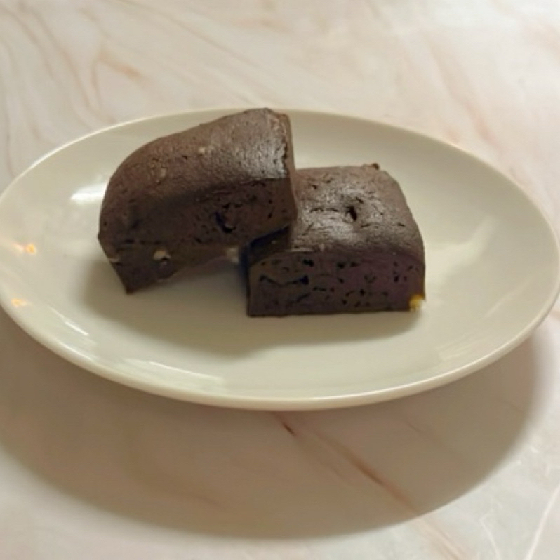［ New新產品 ］手工巧克力布朗尼  濃濃的黑巧克力夾著核桃的香味 鬆軟綿密，口感不甜不膩  單顆包裝 一袋5顆40元