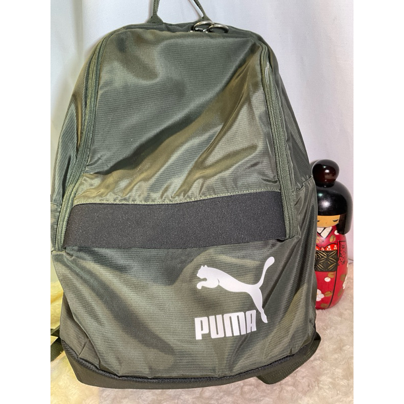 品牌 Puma Originals 背包潮流運動後背包-軍綠 雙肩後背包防潑水帆布 ，多功能多層次好收納，男女均可使用
