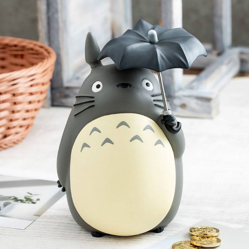 ［啾咪 日本代購］正版現貨「吉卜力」龍貓的大存錢筒設計：讓人想起故事裡的龍貓拿著小月送的雨傘在雨中等貓巴士的場景。
