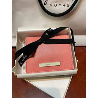 （專櫃購入正貨）agnes b. Voyage 琺瑯logo防刮皮革短夾(粉紅色)