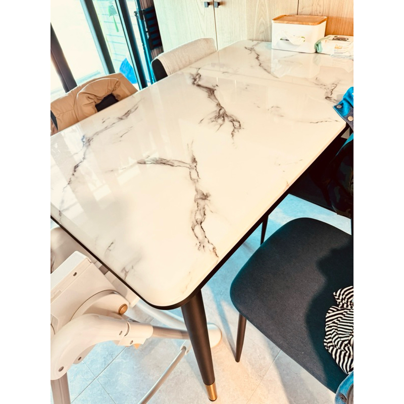 【二手】大理石紋餐桌+餐桌椅*4，需自取（台南北區）