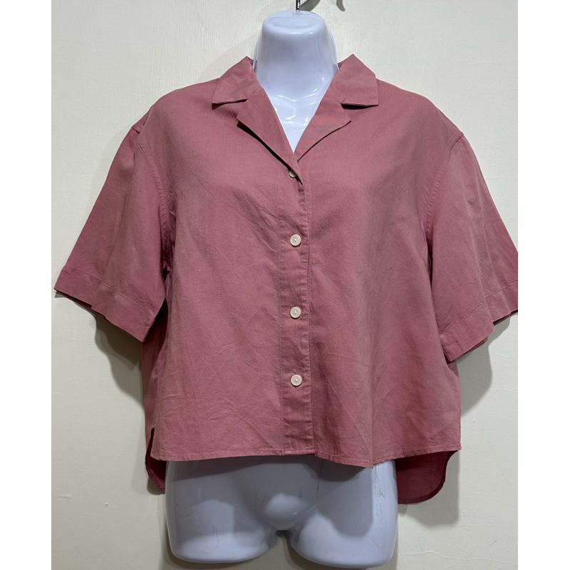Uniqlo百貨專櫃 素色 亞麻 襯衫，涼爽舒適實穿，霧粉色大S號S~M適穿，99成新零碼商品