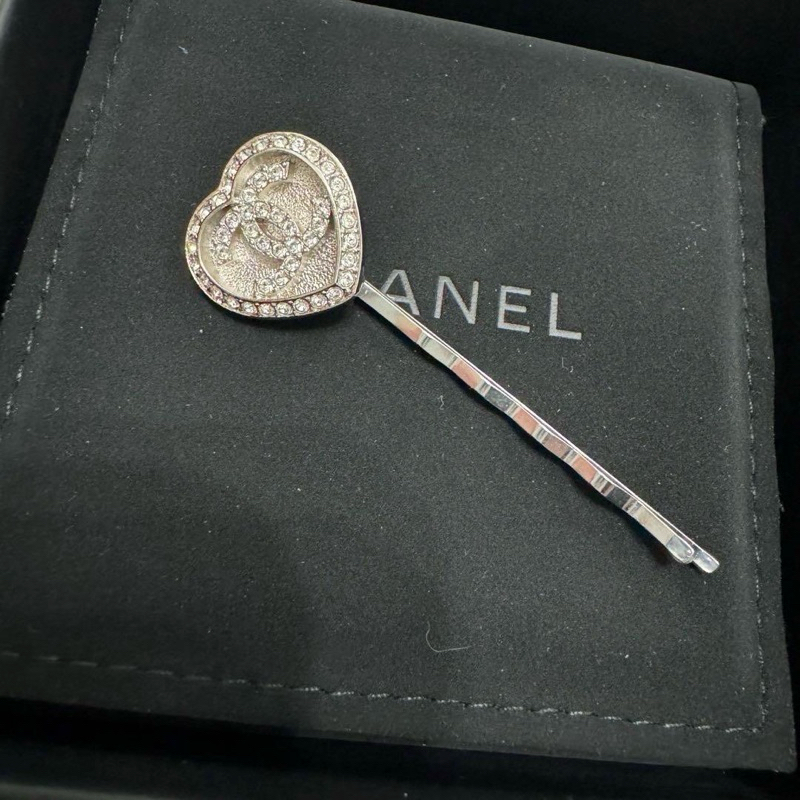 在台現貨✈️21800 香奈兒 全新Chanel 愛心滿鑽髮夾