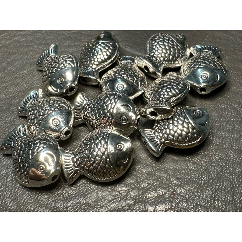 藏銀飾品隔珠 魚 造型隔珠，單顆約14mm*10mm*5.5mm