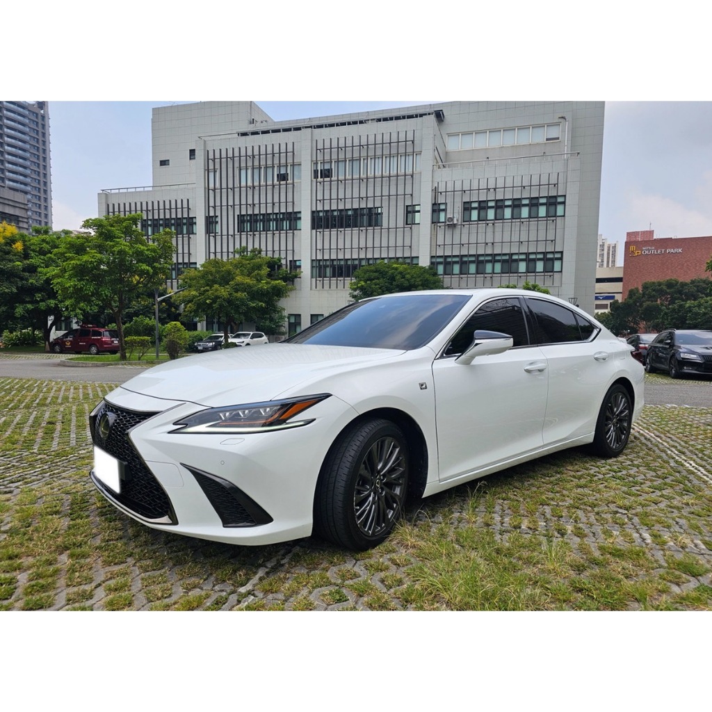 婷車庫 2018 LEXUS ES250 新車旗艦209萬 好開沒毛病