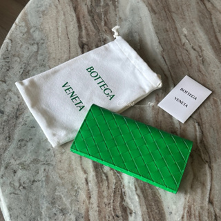 【𝐂𝐚𝐬𝐞𝐬】Bottega Veneta｜BV掀蓋編織長夾鸚鵡綠色 零錢袋卡夾 精品代購 歐洲代購 日本代購 BV錢包
